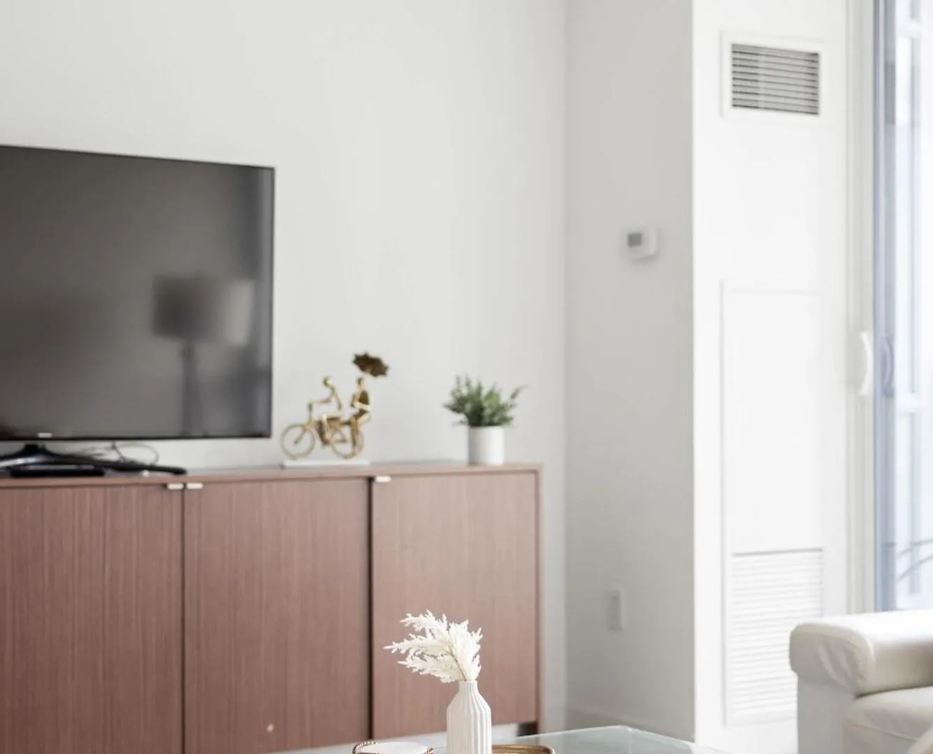 Elegant 3Br Condo W Parking In Toronto
