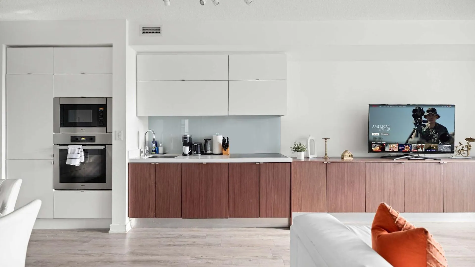 Elegant 3Br Condo W Parking In Toronto