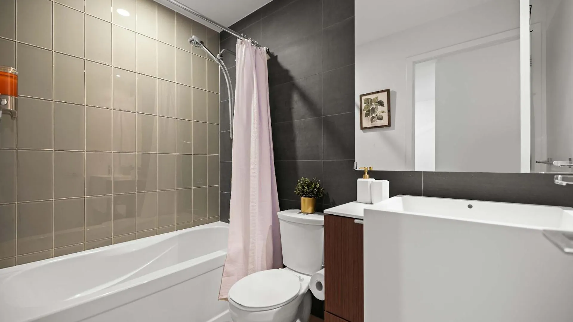 Elegant 3Br Condo W Parking In Toronto Apartman