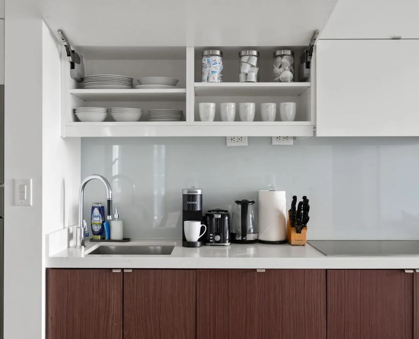 Elegant 3Br Condo W Parking In Toronto