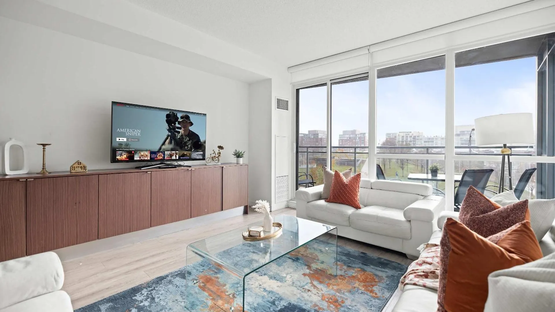 Elegant 3Br Condo W Parking In Toronto
