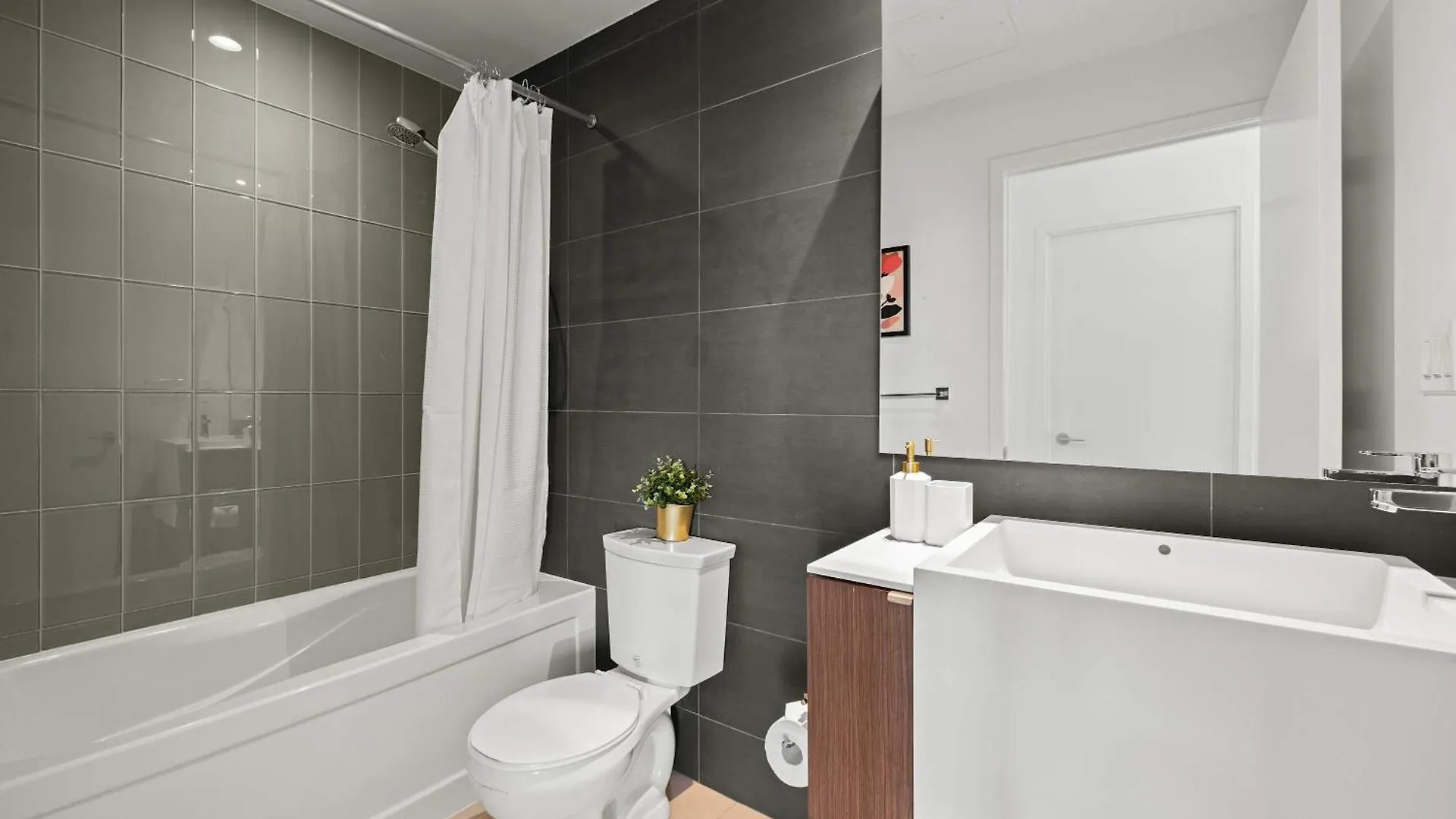 Elegant 3Br Condo W Parking In Toronto 0*,  Kanada
