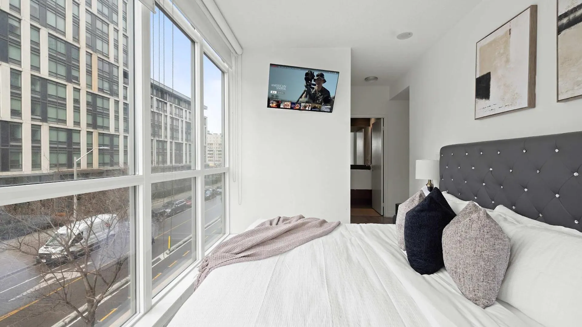 Elegant 3Br Condo W Parking In Toronto