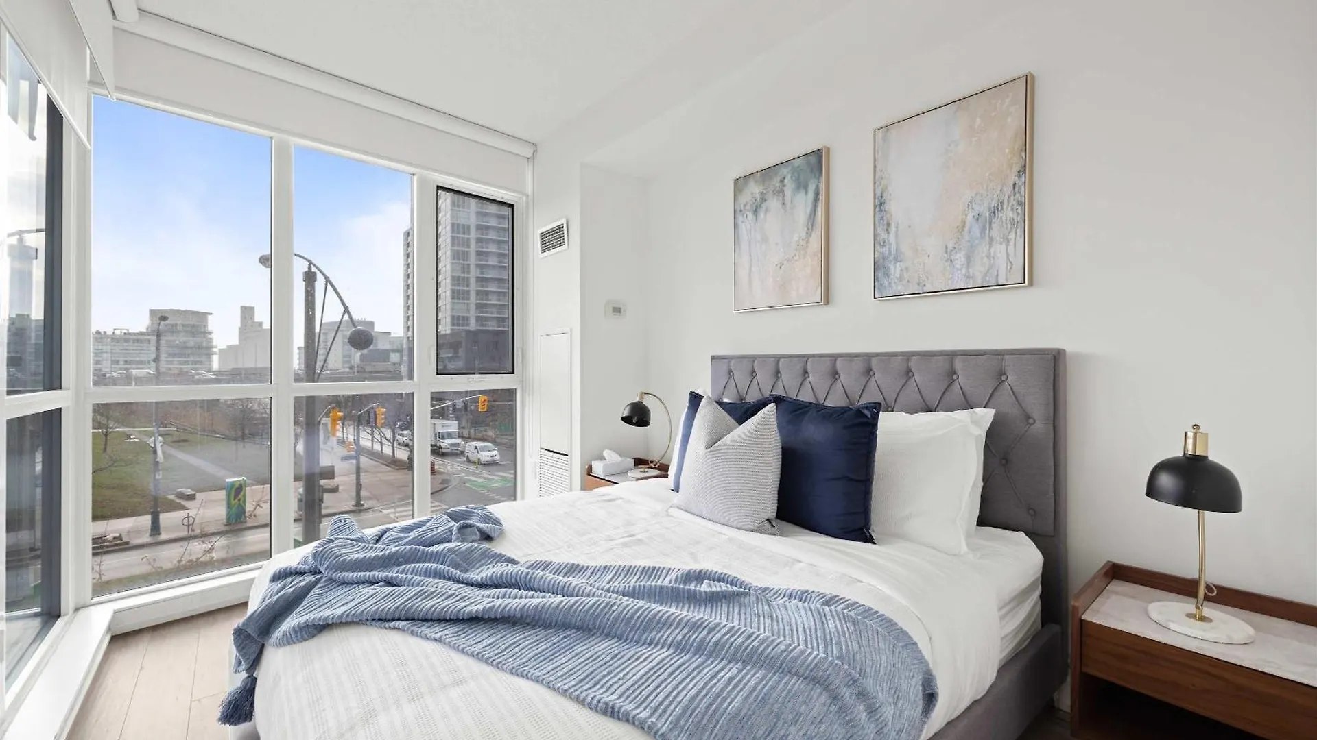 Elegant 3Br Condo W Parking In Toronto