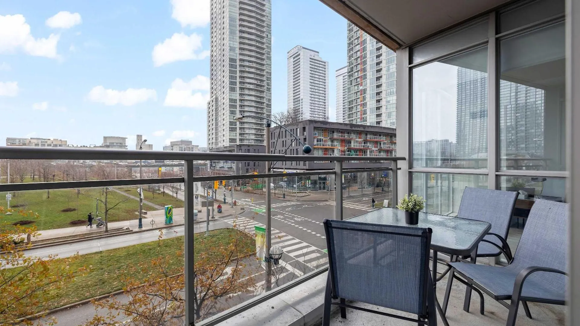 Elegant 3Br Condo W Parking In Toronto Kanada